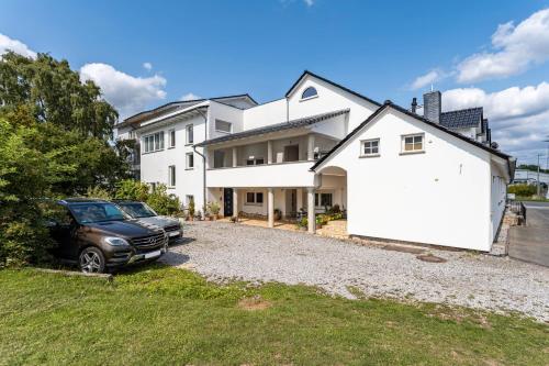 コルバッハにあるFerienwohnung Darijaの白い家の前に停められた車