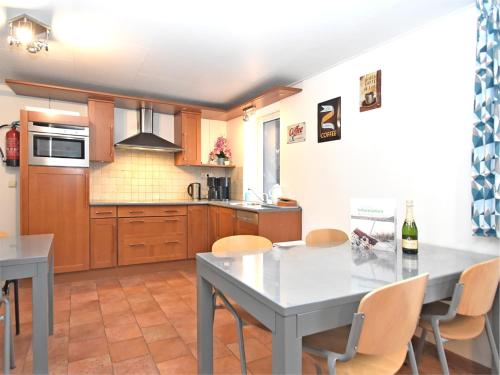 Dapur atau dapur kecil di Holiday home in ldernTwistetal-Oberwaro with sauna