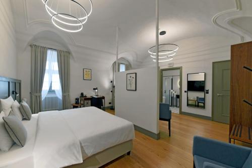 ヴロツワフにあるHerbal Hotel Wrocławの白いベッドと青い椅子のある寝室
