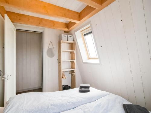Ένα ή περισσότερα κρεβάτια σε δωμάτιο στο Spacious holiday home Hazenborgh in Callantsoog near beach