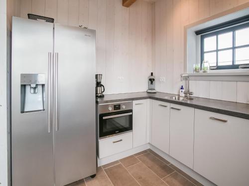 Η κουζίνα ή μικρή κουζίνα στο Spacious holiday home Hazenborgh in Callantsoog near beach