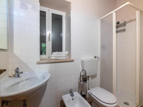 Ένα μπάνιο στο Graceful Holiday Home in Acqualagna with Swimming Pool