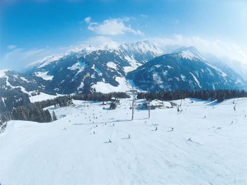 Spacious Apartment in Uderns near Ski Area v zimě