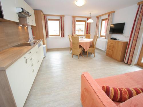 Kuchyň nebo kuchyňský kout v ubytování Spacious Apartment in Uderns near Ski Area