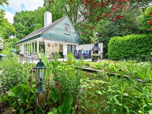 Taman di luar Holiday Home in Reutum with Pond and Trails