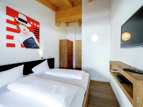Una televisión o centro de entretenimiento en Luxurious Apartment with Sauna, Garage, Roof Terrace