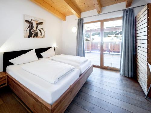 Una cama o camas en una habitación de Luxurious Apartment with Sauna, Garage, Roof Terrace