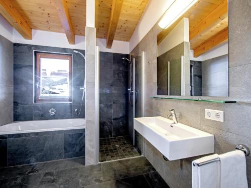 Un baño de Luxurious Apartment with Sauna, Garage, Roof Terrace