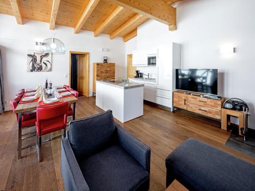 Una televisión o centro de entretenimiento en Luxurious Apartment with Sauna, Garage, Roof Terrace