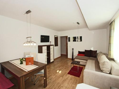 ein Wohnzimmer mit Couch und Tisch in der Unterkunft Modern Apartment in Fiss at Ski Bus Stop in Fiss