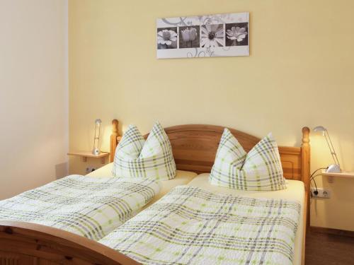 Ένα ή περισσότερα κρεβάτια σε δωμάτιο στο Cosy Apartment in Weißig with Garden