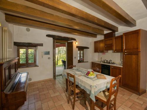 Flat on a farm with swimming pool and many activitiesにあるキッチンまたは簡易キッチン