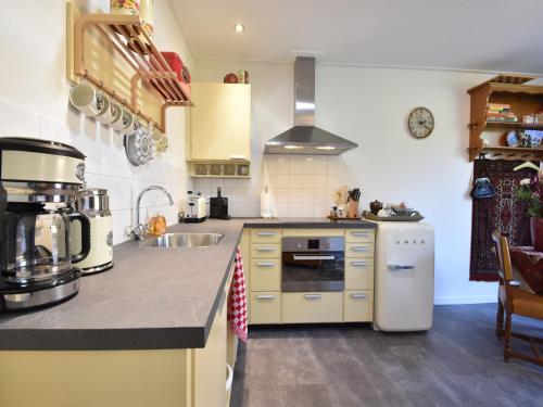 Dapur atau dapur kecil di Stylish Holiday Home Near Sea