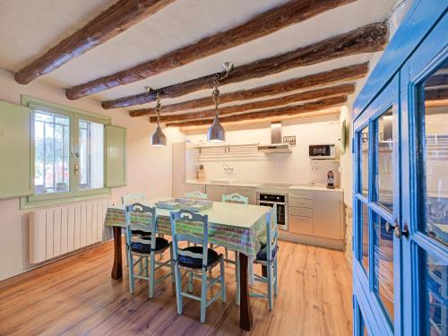Η κουζίνα ή μικρή κουζίνα στο Holiday Home Fraga with Private Pool
