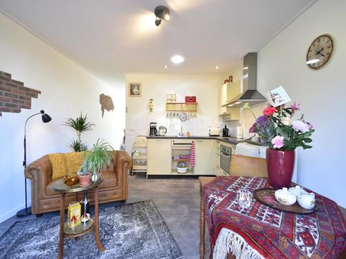 Dapur atau dapur kecil di Stylish Holiday Home Near Sea