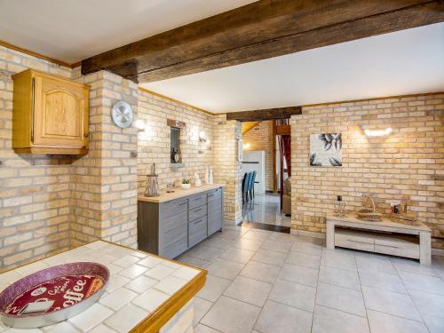 Η κουζίνα ή μικρή κουζίνα στο Beautiful Holiday Home in Cul-des-Sarts with Garden