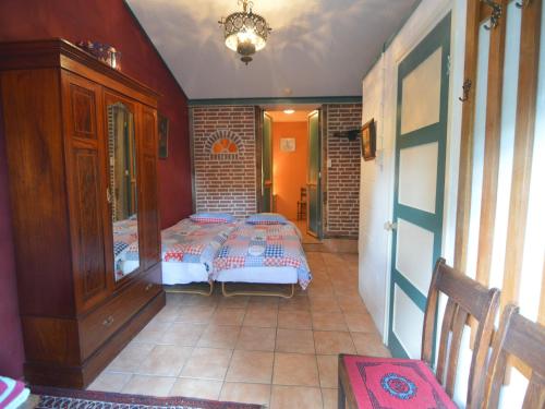 ベルヘン・オプ・ゾームにあるCozy Holiday Home in Bergen op Zoom with Gardenの部屋にベッドが2つある寝室