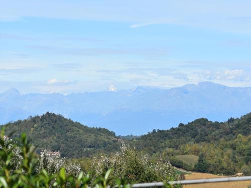 Foto Holiday home in Asti with a lovely hill view from the garden