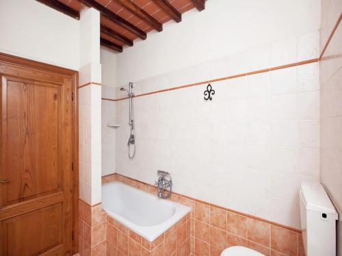 Authentic holiday home in Bucine with swimming poolにあるバスルーム