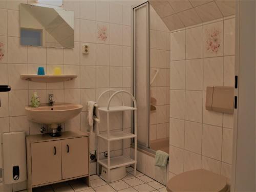 Bilik mandi di Ruhiges Appartement in Strandnaehe in Wohlenberg, Deutschland