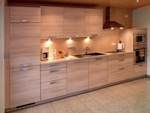 Η κουζίνα ή μικρή κουζίνα στο Cosy farmhouse apartment at the edge of the forest