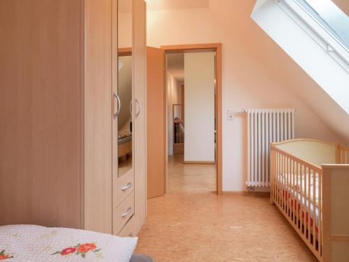 Ένα ή περισσότερα κρεβάτια σε δωμάτιο στο Cosy farmhouse apartment at the edge of the forest