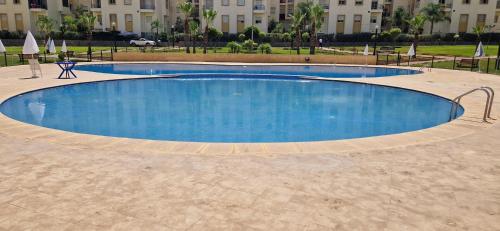 Der Swimmingpool an oder in der Nähe von Appartement avec piscine Bouznika
