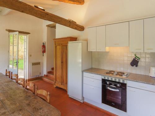 Kuchyň nebo kuchyňský kout v ubytování Restored farmhouse with private pool