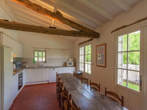 Kuchyň nebo kuchyňský kout v ubytování Restored farmhouse with private pool