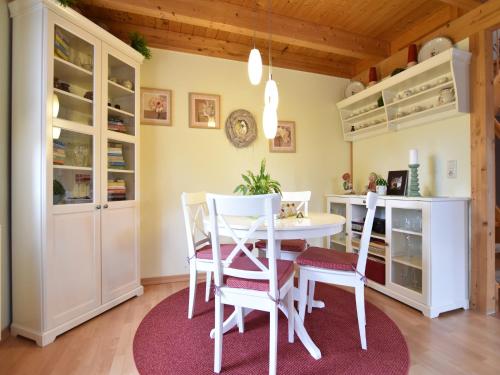 Una cocina o cocineta en Fabelhaftes Ferienhaus in Thorstorf in Meeresnaehe