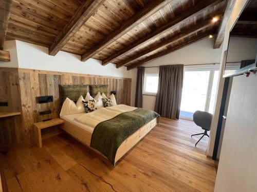 Postel nebo postele na pokoji v ubytování Penthouse Tauernfenster, Neukirchen