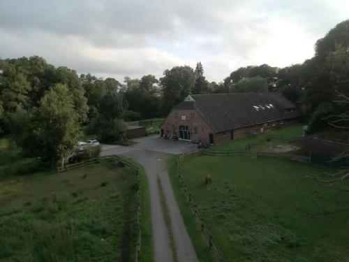 una vista aerea di una fattoria con fienile di Ferienhof Landhaus Markus, Southern Switzerland a Süderschwei