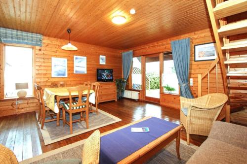 une salle à manger avec une table et des chaises dans une cabine dans l'établissement Holiday home in Hasselfelde, à Hasselfelde