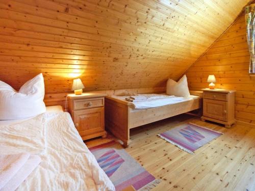 - une chambre avec 2 lits dans une cabane en bois dans l'établissement Holiday home in Hasselfelde, à Hasselfelde
