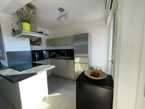 Kuchyň nebo kuchyňský kout v ubytování T2 Port de Porto Vecchio 4 pers vue Montagne