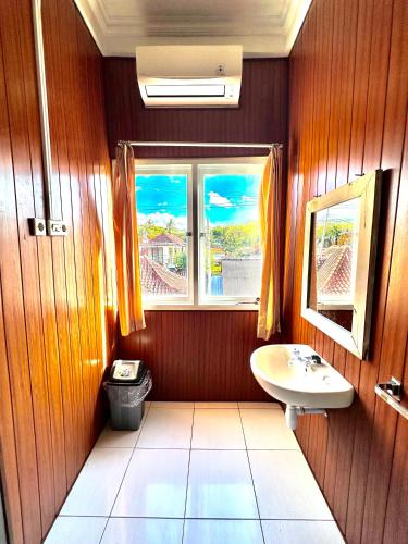 a bathroom with a sink and a window at Cemara Beachfront Nusa Penida in Batununggul