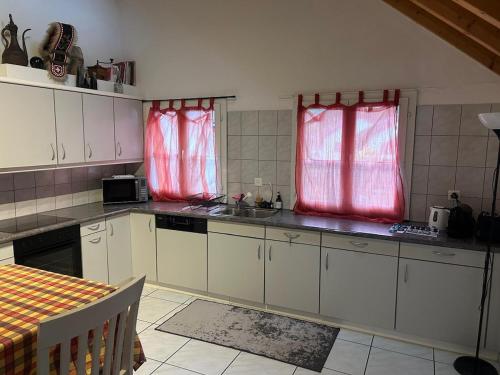 Una cocina o cocineta en Charming, quiet and close to nature apartment
