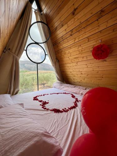 Kunuz tesisinde bir odada yatak veya yataklar