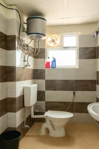 a bathroom with a toilet and a sink at VVIP Address Homestay Jagatpura Jaipur Luxury Stay in Jaipur