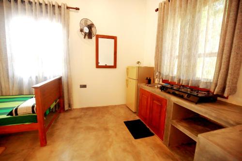 Η κουζίνα ή μικρή κουζίνα στο Lovers Gem Villa Hiriketiya