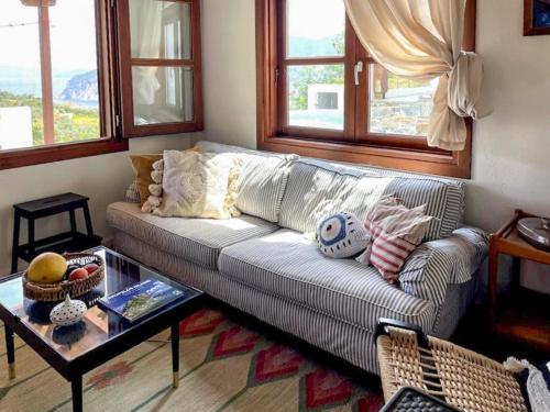 Romantic Pergamonto Cottage with Private Pool & Sea View
