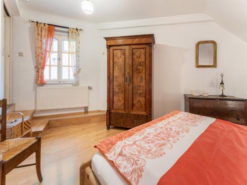 Modern Apartment in Reifferscheid with Gardenにあるベッド