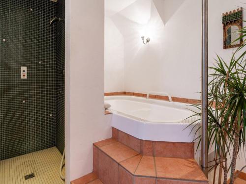 Modern Apartment in Reifferscheid with Gardenにあるバスルーム