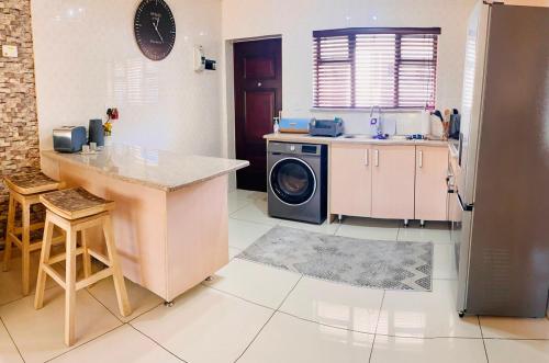 Dapur atau dapur kecil di Phoenix Rising Apartment