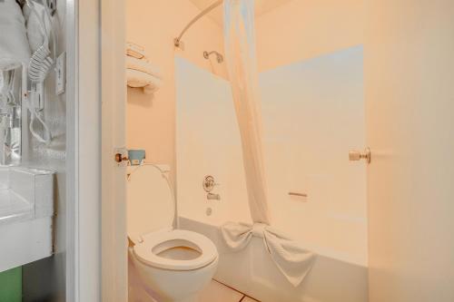 a bathroom with a toilet and a bath tub at Townhouse Barstow On Historic Route 66 CA I 15 in Barstow