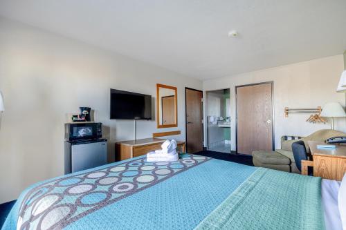 a hotel room with a large bed and a desk at Townhouse Barstow On Historic Route 66 CA I 15 in Barstow