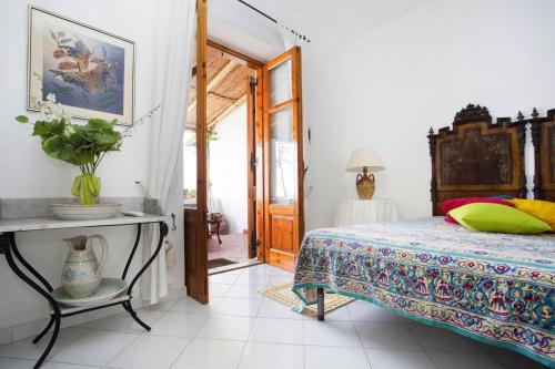 Un dormitorio con una cama y una mesa y una ventana. en Apartment in Lipari, en Lipari