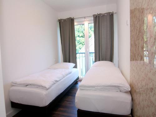 two beds in a room with a window at Chalet, Wendorf in Wendorf