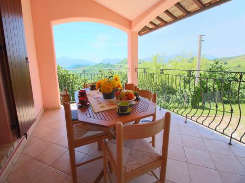 Un balcón o terraza en Luxurious Villa in Acqualagna with Swimming Pool