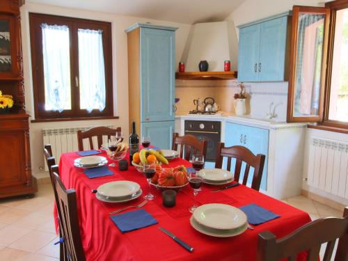 Una cocina o cocineta en Luxurious Villa in Acqualagna with Swimming Pool